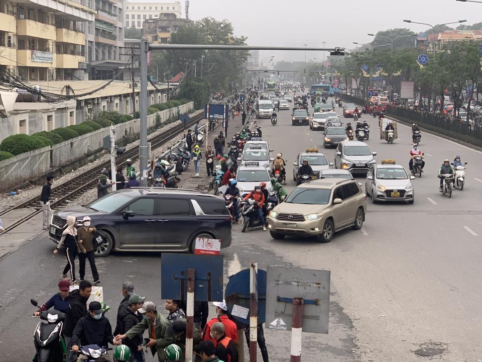 Công tác quản lý và vận hành trật tự động khu đô thị xung quanh điểm Bệnh viện Bạch Mai bắt gặp thật nhiều trở ngại.