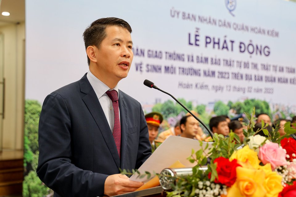 Chủ tịch UBND quận Ho&agrave;n Kiếm Phạm Tuấn Long ph&aacute;t biểu tại Lễ ph&aacute;t động
