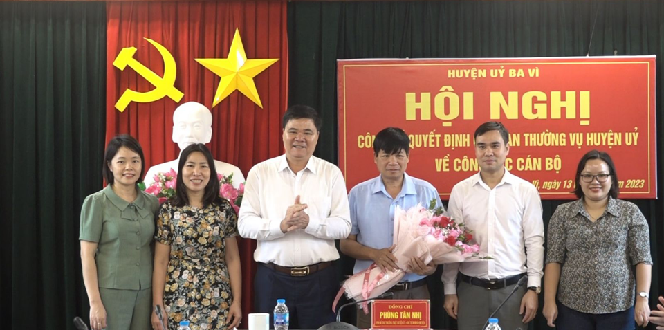 Uỷ ban kiểm tra Huyện uỷ tặng hoa ch&uacute;c mừng đồng ch&iacute; Nguyễn Quang Nhượng