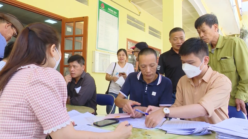 Nhờ l&agrave;m tốt c&ocirc;ng t&aacute;c d&acirc;n vận, c&aacute;c hộ d&acirc;n x&atilde; Kh&aacute;nh H&agrave;, huyện Thường T&iacute;n đồng l&ograve;ng k&yacute; bi&ecirc;n bản chấp thuận GPMB dự &aacute;n đường V&agrave;nh đai 4 - V&ugrave;ng Thủ đ&ocirc;. Ảnh: T&ocirc; Qu&yacute; &nbsp;