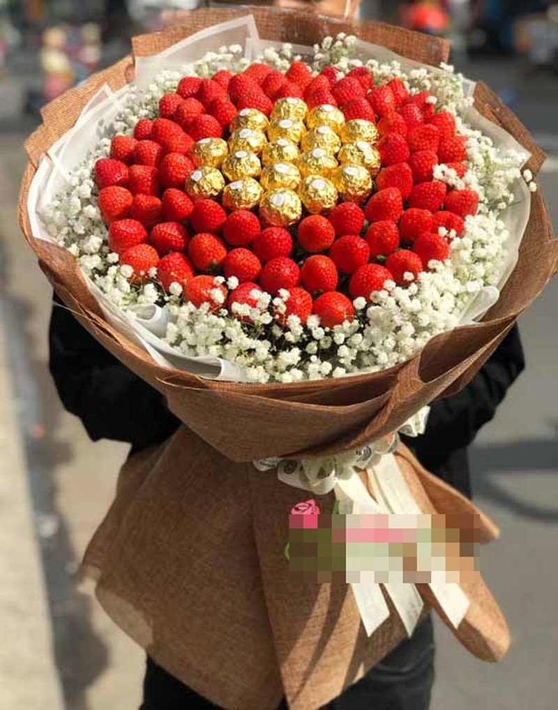 Giá mỗi bó hoa tuỳ thuộc vào số lượng bánh kẹo, đồ ăn vặt, hoa quả khách hàng yêu cầu. Trung bình những bó hoa có giá từ 500.000 đến 2.000.000 đồng/sản phẩm.