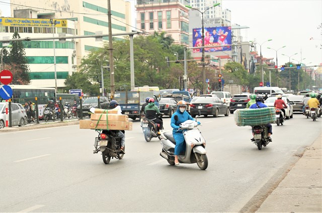 Đoàn xe ngược chiều vẫn nối đuôi nhau trên đường Giải Phóng - Ảnh 7