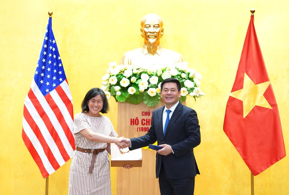 Bộ trưởng Nguyễn Hồng Di&ecirc;n&nbsp;tiếp b&agrave; Katherine Tai - Đại diện Thương mại Hoa Kỳ&nbsp;