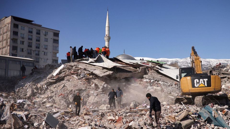 Trận động đất ở Thổ Nhĩ Kỳ l&agrave;m t&ecirc; liệt 1/3 c&ocirc;ng suất sản xuất th&eacute;p. Ảnh: Euro news