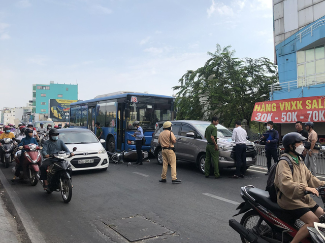 Tai nạn giao thông hôm nay (15/2/2023): Xe máy va chạm container, 1 người tử vong - Ảnh 1