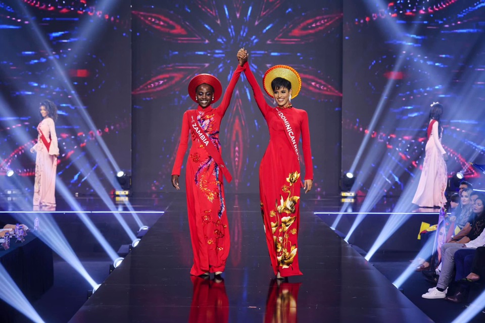 Mãn nhãn phần trình diễn áo dài Việt Nam của các người đẹp  Miss Charm 2023 - Ảnh 19