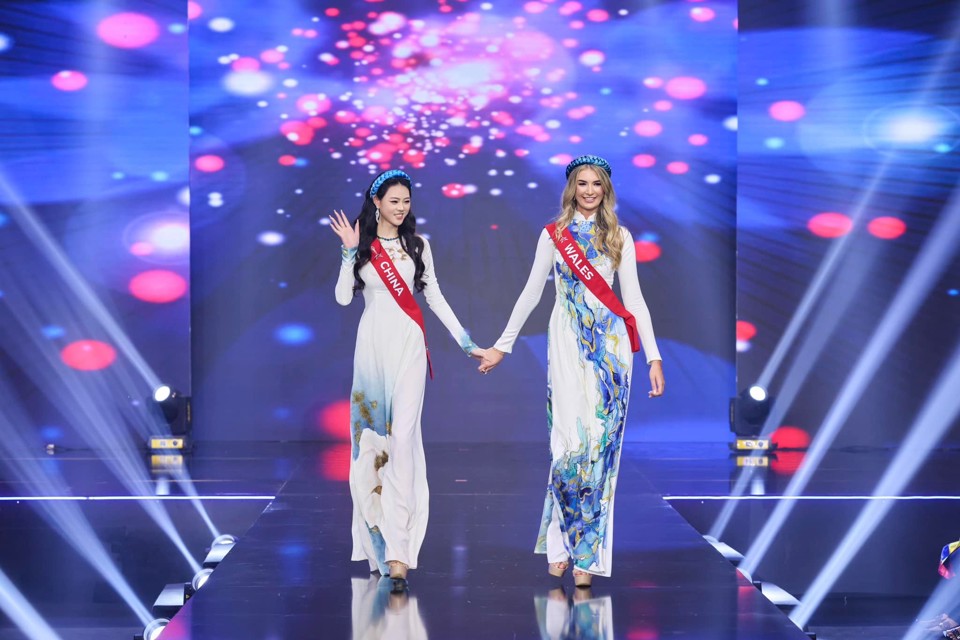 Mãn nhãn phần trình diễn áo dài Việt Nam của các người đẹp  Miss Charm 2023 - Ảnh 20
