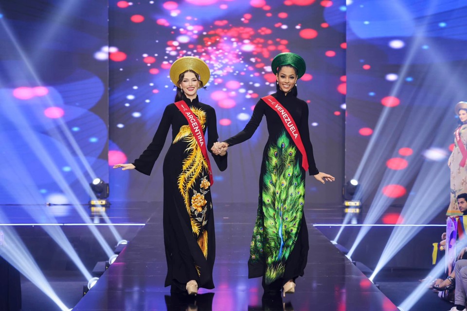 Mãn nhãn phần trình diễn áo dài Việt Nam của các người đẹp  Miss Charm 2023 - Ảnh 2