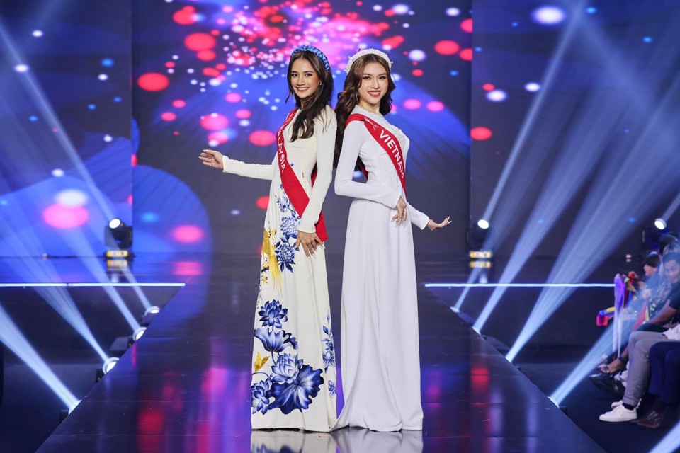 Mãn nhãn phần trình diễn áo dài Việt Nam của các người đẹp  Miss Charm 2023 - Ảnh 9