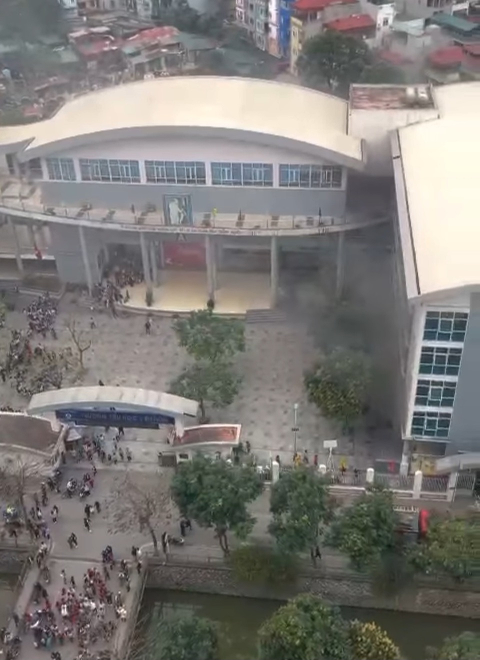 Cháy tại trường Tiểu học Yên Hòa, Cầu Giấy - Ảnh 1