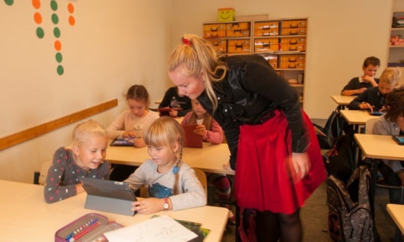Trẻ em dùng iPad bên trên mộttrường học tập ở Tallinn, Estonia.