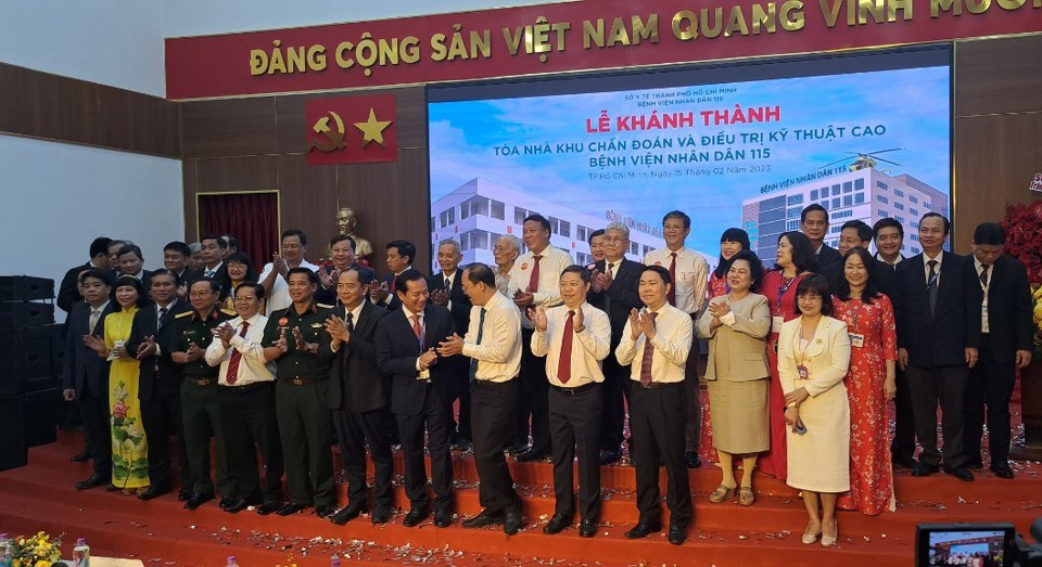 Đại biểu l&agrave; l&atilde;nh đạo c&aacute;c ng&agrave;nh chụp ảnh lưu niệm tại lễ kh&aacute;nh th&agrave;nh&nbsp;to&agrave; nh&agrave; Khu Chẩn đo&aacute;n v&agrave; điều trị kỹ thuật cao Bệnh viện Nh&acirc;n d&acirc;n 115.