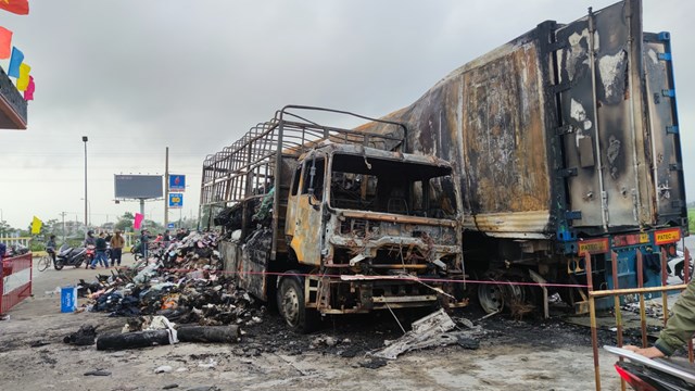 Tai nạn giao thông hôm nay (16/2/2023): Ô tô tải và container cháy gần cây xăng - Ảnh 1