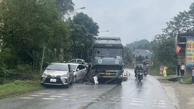 Tai nạn giao thông hôm nay (16/2/2023): Ô tô tải và container cháy gần cây xăng - Ảnh 2