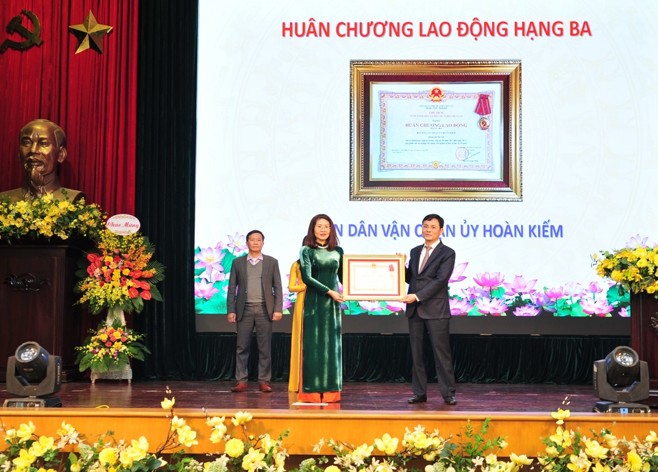 Quận Hoàn Kiếm đẩy mạnh các phong trào thi đua, tạo sức lan tỏa sâu rộng - Ảnh 1