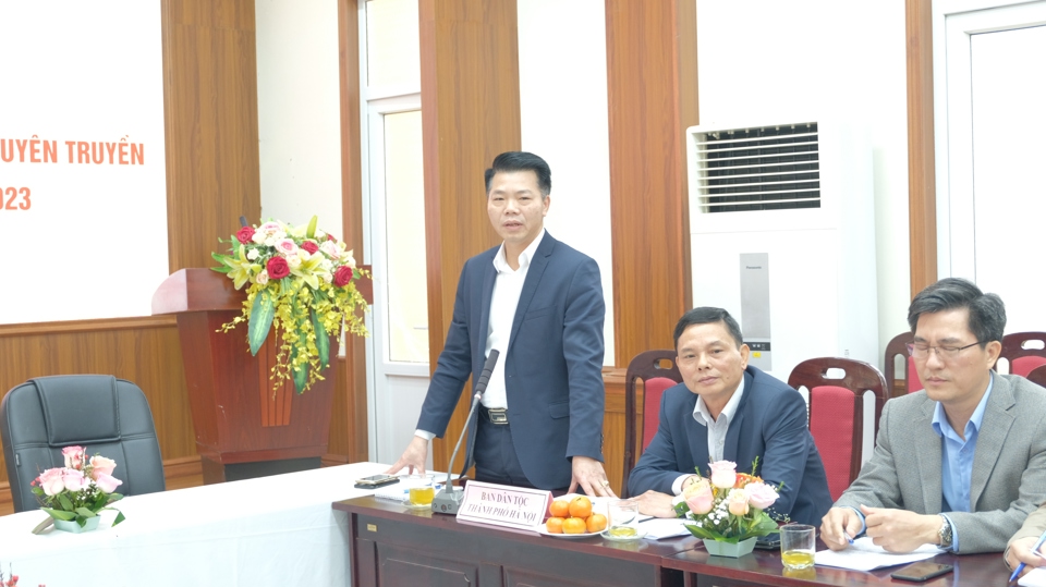 Trưởng Ban D&acirc;n tộc TP H&agrave; Nội Nguyễn Nguy&ecirc;n Qu&acirc;n ph&aacute;t biểu tại hội nghị.