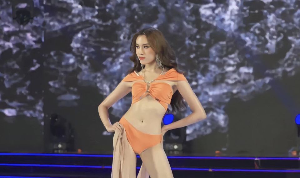 Thanh Thanh Huyền tr&igrave;nh diễn bikini