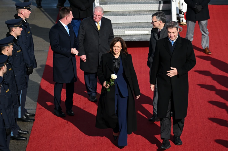 Ph&oacute; Tổng thống Mỹ Kamala Harris được Thủ hiến bang Bayern Markus S&ouml;der ch&agrave;o đ&oacute;n khi b&agrave; đến dự Hội nghị An ninh Munich, Đức, ng&agrave;y 16/2. Ảnh: Getty Images &nbsp;