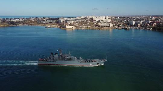 Một t&agrave;u chiến Nga di chuyển đến cảng Sevastopol ở Crimea của Nga. Ảnh: Bộ Quốc ph&ograve;ng Nga