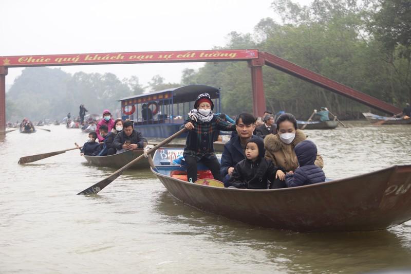 Đò chở du khách vãn cảnh Chùa Hương năm nay đã chấp hành đúng quy định. Ảnh: Công Tâm