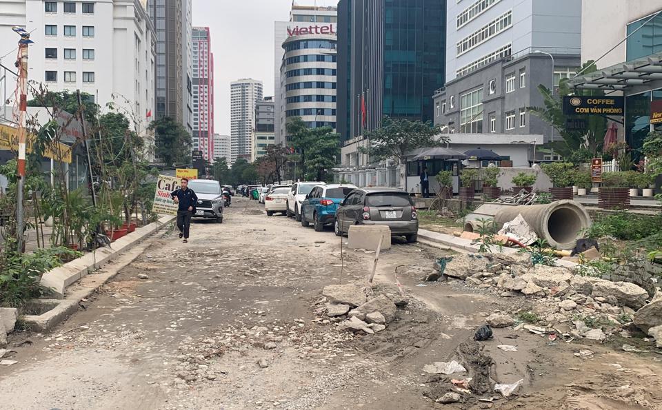 Dự án chưa hoàn thiện nhưng các phương tiện đã di chuyển, dừng đỗ khiến mặt đường bị xuống cấp nghiêm trọng. Ảnh: Vân Nhi