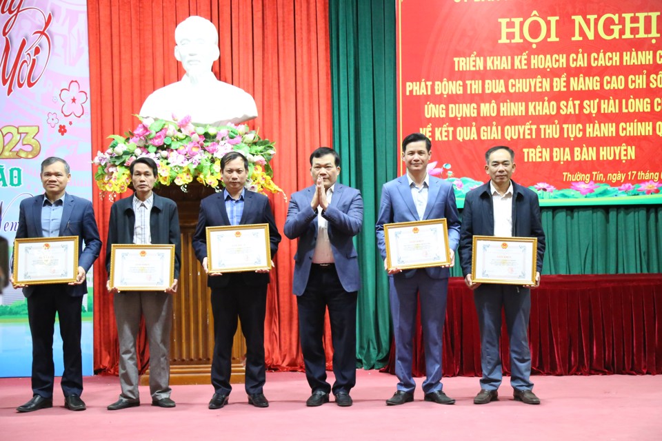 B&iacute; thư Huyện ủy Thường T&iacute;n Nguyễn Tiến Minh trao phần thưởng cho c&aacute;c tập thể, c&aacute; nh&acirc;n