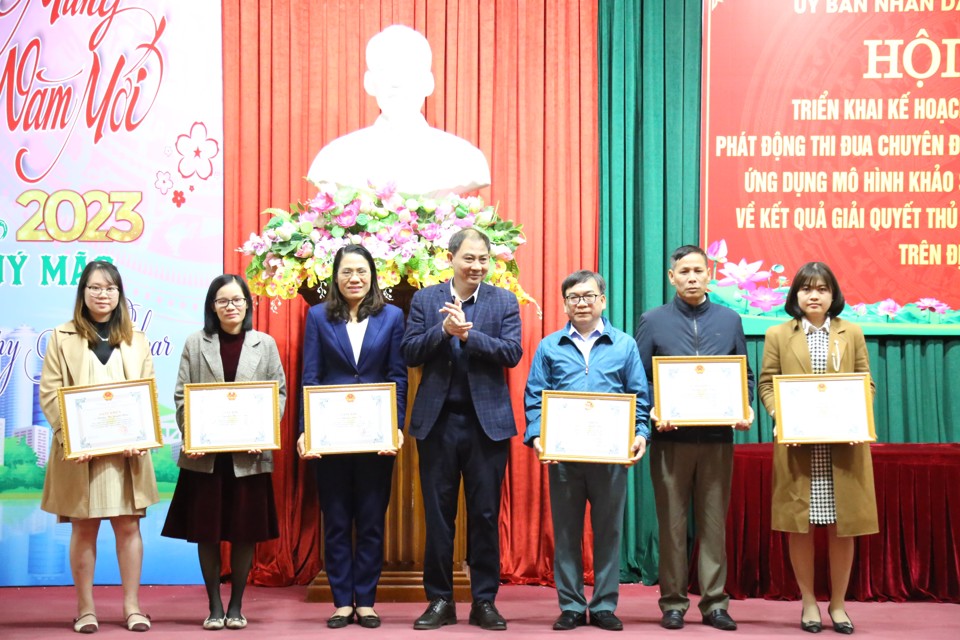 Chủ tịch UBND huyện Thường T&iacute;n Nguyễn Xu&acirc;n Minh trao phần thưởng cho c&aacute;c tập thể, c&aacute; nh&acirc;n