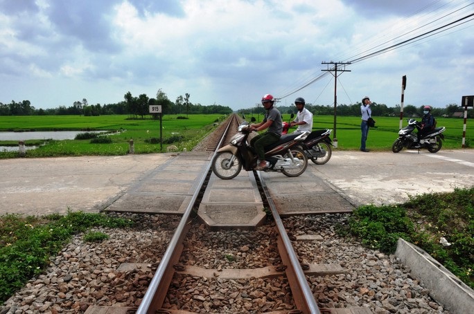 Tuyến đường sắt Bắc-Nam đi qua địa b&agrave;n tỉnh Quảng Ng&atilde;i c&ograve;n 88 lối đi tự mở.