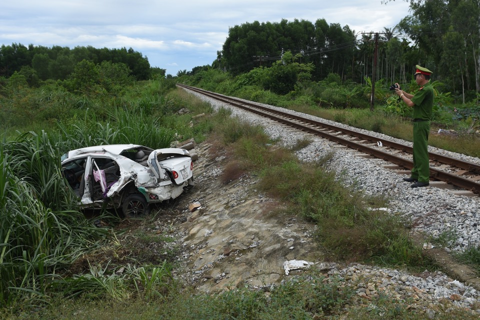 Hiện trường một vụ tai nạn giao th&ocirc;ng đường sắt ở Quảng Ng&atilde;i.