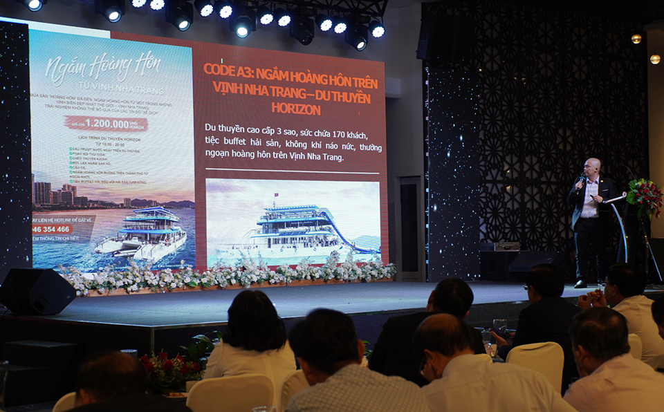 &Ocirc;ng Nguyễn Phi Hồng Nguy&ecirc;n giới thiệu c&aacute;c sản phẩm du lịch mới tại Hội nghị. Ảnh: Trung Nh&acirc;n.