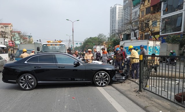 Tai nạn giao thông hôm nay (18/2/2023): Ô tô đâm cột điện đổ ở Hà Nội - Ảnh 1