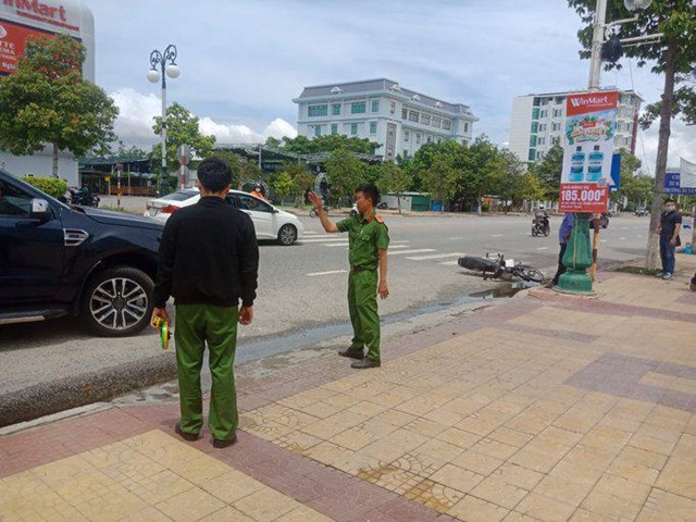 Tai nạn giao thông hôm nay (18/2/2023): Ô tô đâm cột điện đổ ở Hà Nội - Ảnh 2