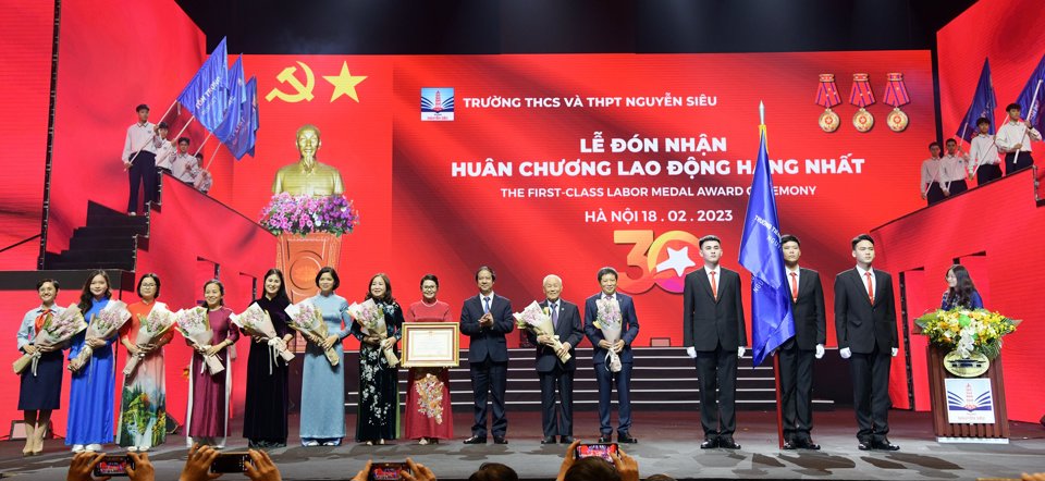 Thừa ủy quyền của Chủ tịch nước, Bộ trưởng Bộ GD&ĐT Nguyễn Kim Sơn đã trao Huân chương Lao động hạng Nhất tặng Trường THCS và THPT Nguyễn Siêu