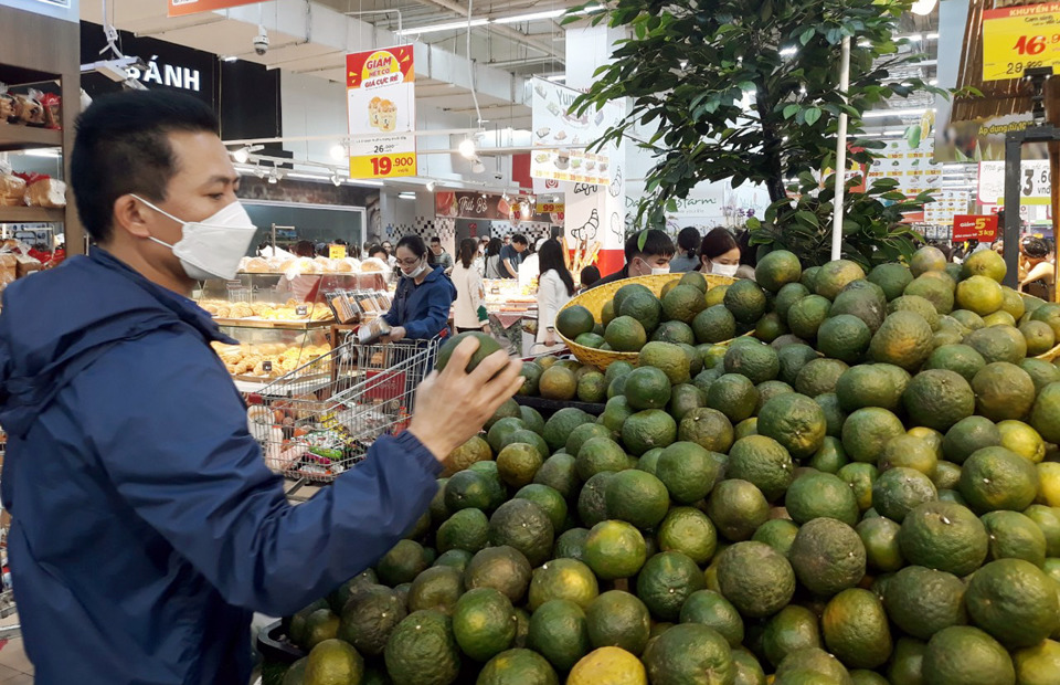 Người ti&ecirc;u d&ugrave;ng mua cam s&agrave;nh tại si&ecirc;u thị Big C Thăng Long. Ảnh: Ho&agrave;i Nam