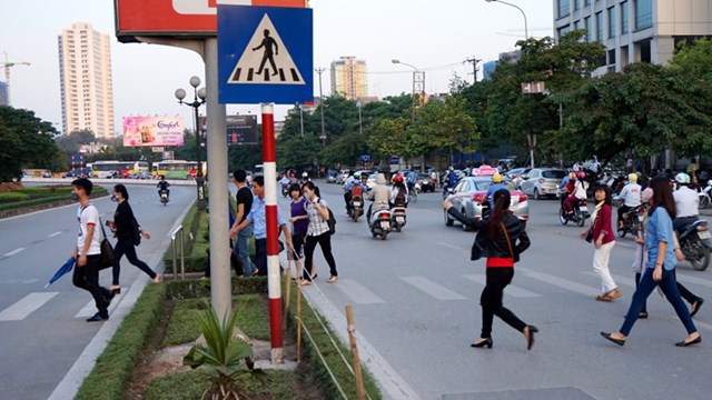 TP Hồ Chí Minh xử phạt 3 người đi bộ không đúng quy định - Ảnh 1