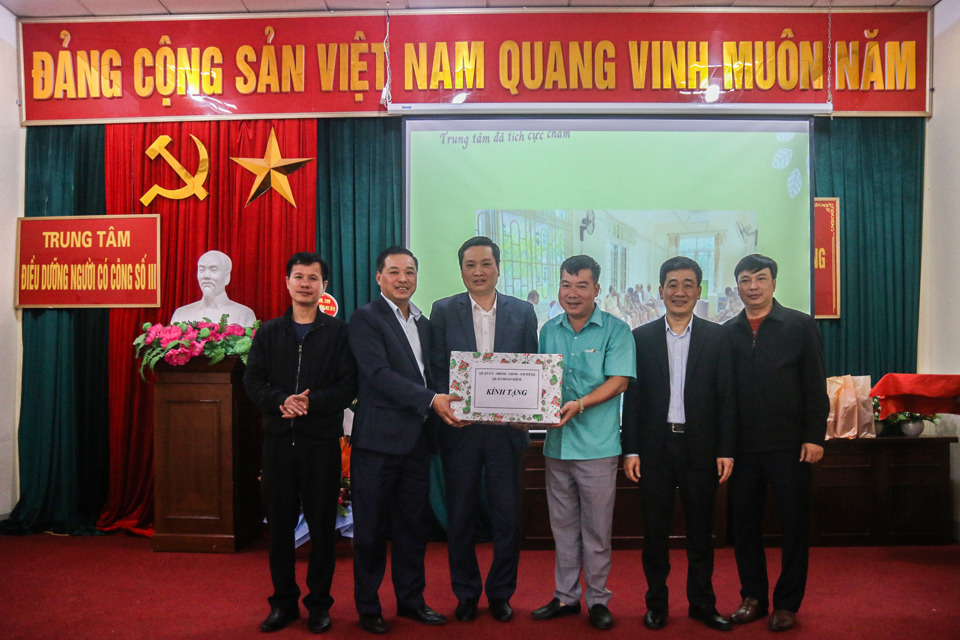 &nbsp;Ph&oacute; Gi&aacute;m đốc Sở LĐTB&amp;XH H&agrave; Nội Đinh Hồng Phong v&agrave; đo&agrave;n l&atilde;nh đạo đại diện Quận ủy, UBND, Ủy ban MTTQ quận Ho&agrave;n Kiếm trao qu&agrave; cho tập thể c&aacute;n bộ tại Trung t&acirc;m Điều dưỡng người c&oacute; c&ocirc;ng số 3