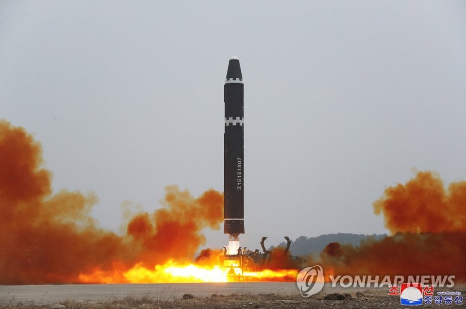 T&ecirc;n lửa đạn đạo li&ecirc;n lục địa (ICBM) Hwasong-15. Ảnh: Yonhap.&nbsp;