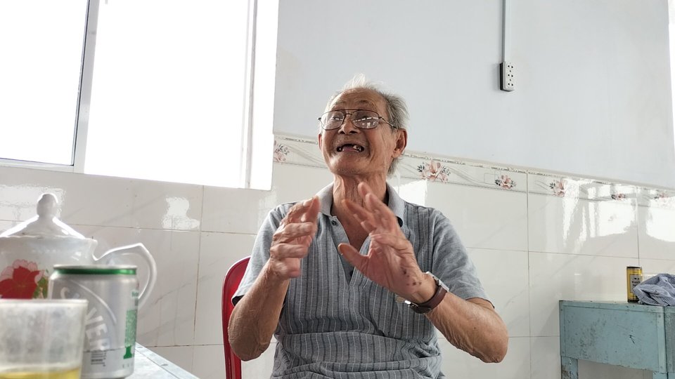 Cụ Ven, 81 tuổi, người tr&ocirc;ng coi&nbsp; Lăng &ocirc;ng Duy&ecirc;n Hải 13 năm nay