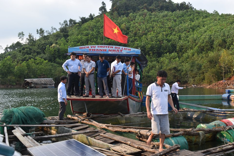 Dịch vụ thuyền du lịch ở khu vực hồ chứa nước Nước Trong.