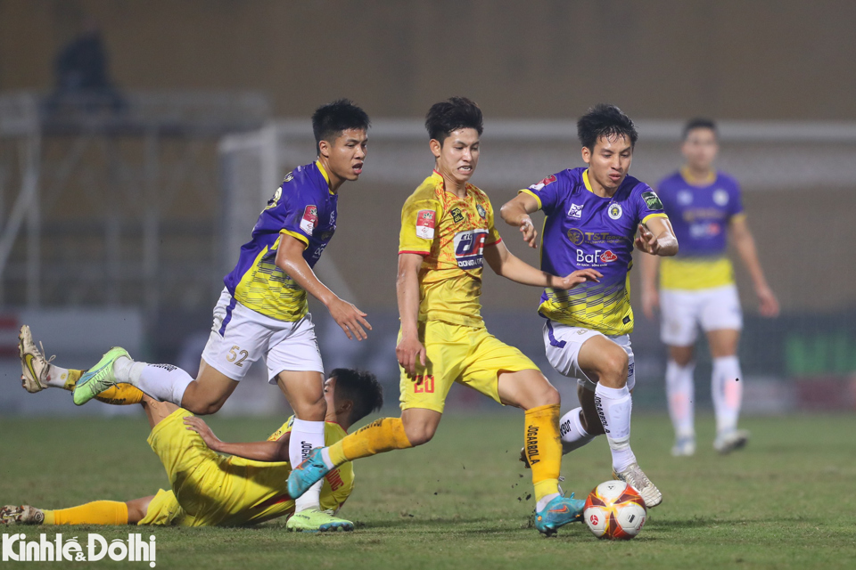 Cần đưa ra giải ph&aacute;p để chuy&ecirc;n nghiệp ho&aacute; V-League. Ảnh: Ngọc T&uacute;.