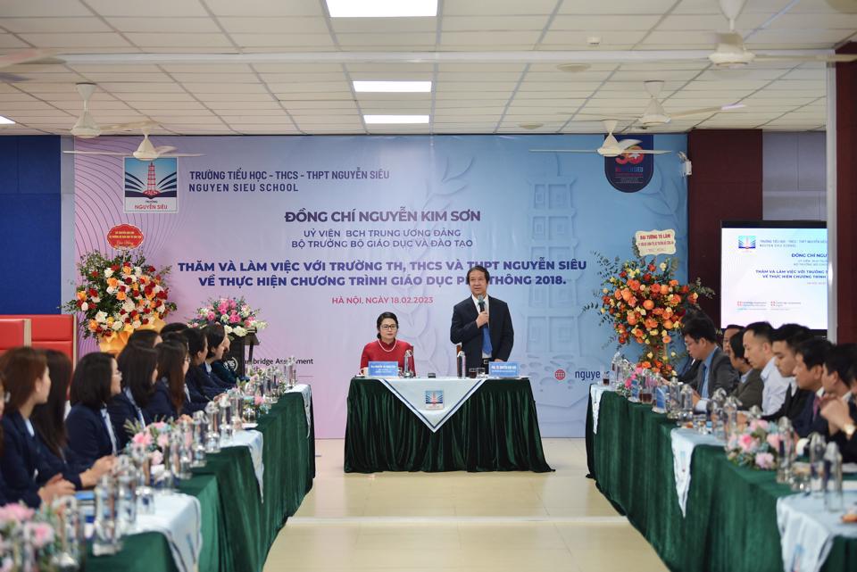 Bộ trưởng Nguyễn Kim Sơn và đoàn công tác Bộ GD&ĐT làm việc với Trường Nguyễn Siêu về triển khai Chương trình giáo dục phổ thông 2018. Ảnh: Nam Du