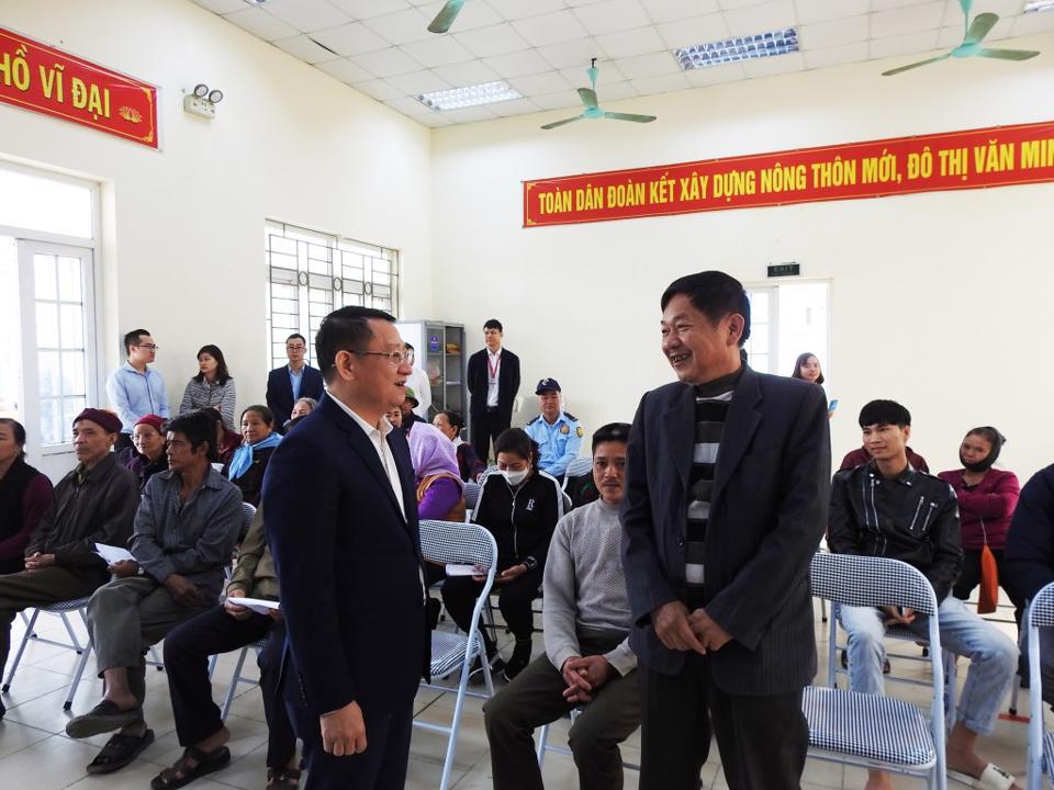 Chủ tịch UBND huyện Mê Linh Hoàng Anh Tuấn (bên trái) trực tiếp kiểm tra, thăm hỏi người dân nhận kinh phí bồi thường, hỗ trợ GPMB dự án đường Vành đai 4. Ảnh: Công Thọ