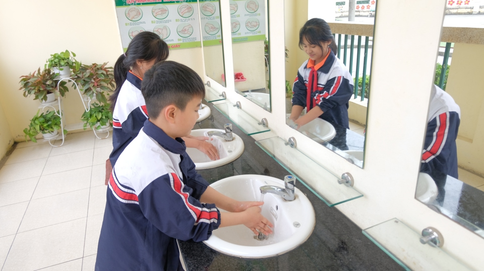 Học sinh trường Tiểu học Ph&ugrave; Lỗ B thoải m&aacute;i hơn với việc sử dụng nh&agrave; vệ sinh trong trường học.