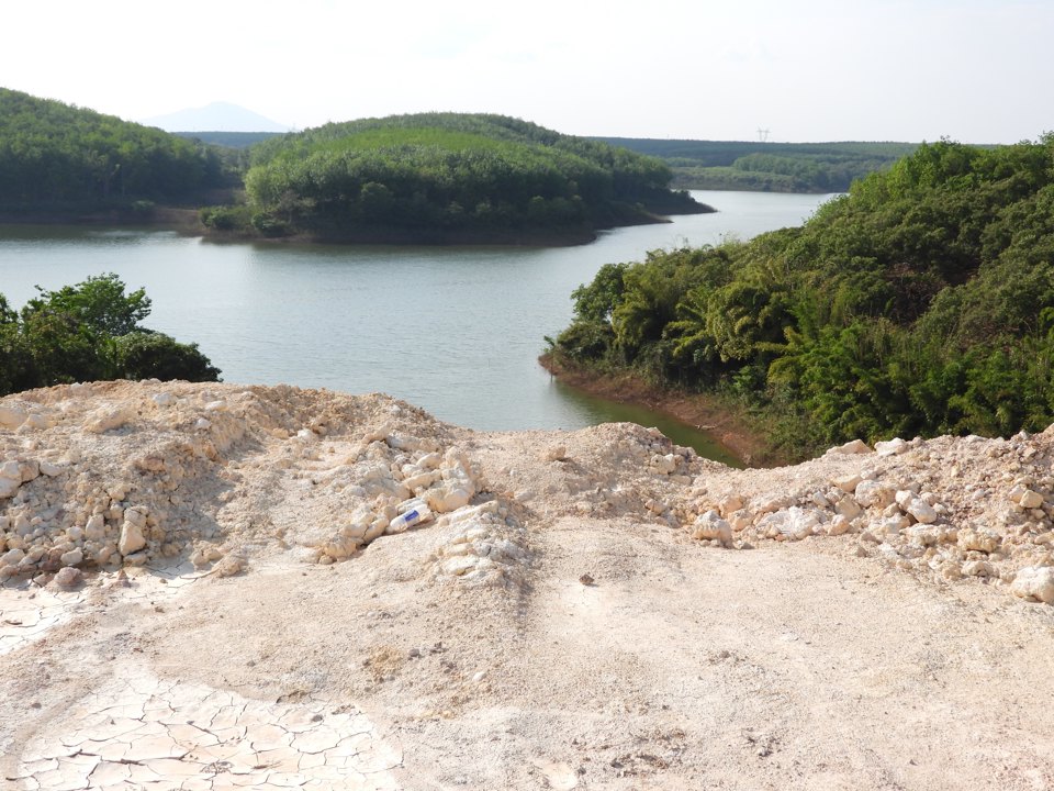 Còn đây là một công trình san lấp, có dấu hiệu lấn chiếm lòng Hồ Cầu 38, tại Ấp 4, xã Minh Hưng.