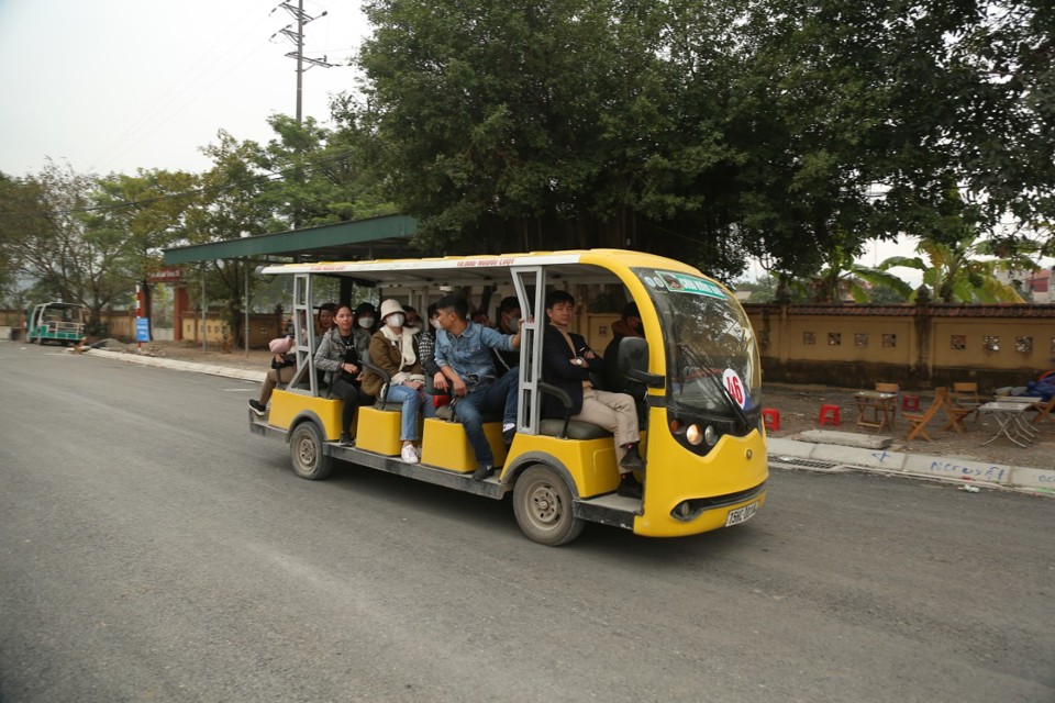 Hành khách đi xe điện vào khu di tích chùa Hương. Ảnh: Lê Khánh