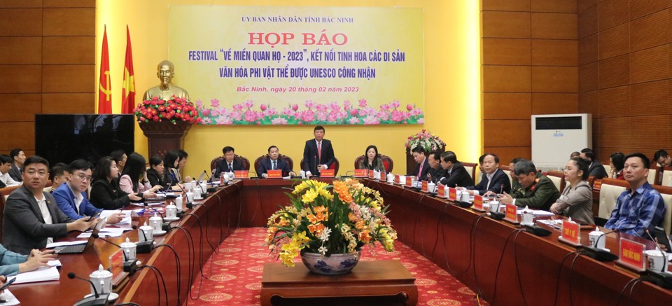 Ph&oacute; Chủ tịch UBND tỉnh Bắc Ninh Ng&ocirc; T&acirc;n Phượng ph&aacute;t biểu tại buổi họp b&aacute;o.