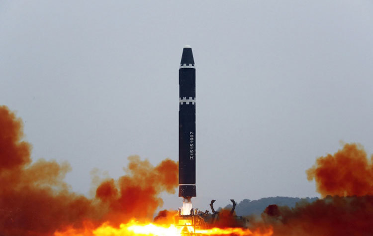 T&ecirc;n lửa Hwasong-15 của Triều Ti&ecirc;n rời bệ ph&oacute;ng h&ocirc;m 18/2. Ảnh:&nbsp;KCNA