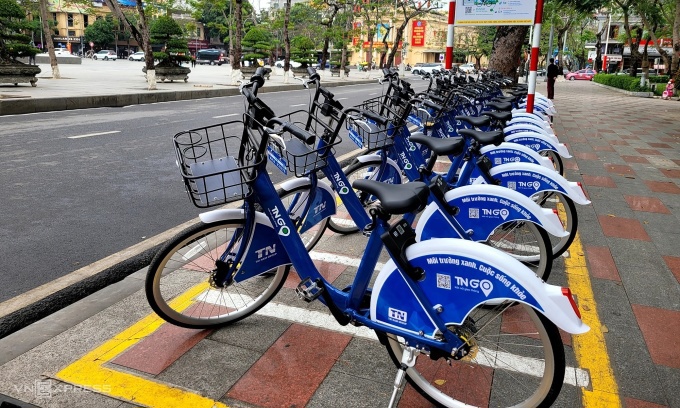 Trạm xe đạp công cộng tại vỉa hè vườn hoa Nguyễn Văn Trỗi, cạnh Nhà hát lớn TP Hải Phòng. Ảnh: Lê Tân