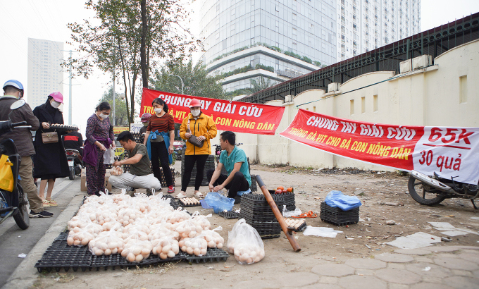 Trứng g&agrave; gi&aacute; rẻ , kh&ocirc;ng r&otilde; nguồn gốc được b&agrave;y b&aacute;n tr&agrave;n lan tại vỉa h&egrave; đường Tố Hữu.