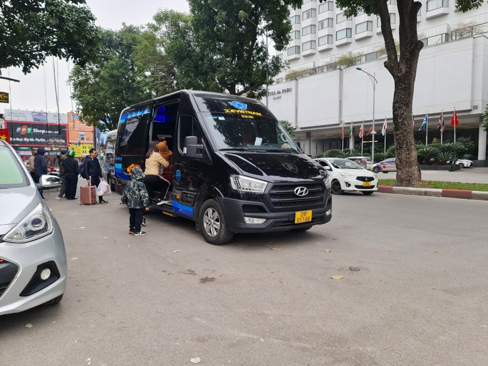 Xe khách trá hình hoạt động ở Hà Nội. Ảnh: Phạm Công